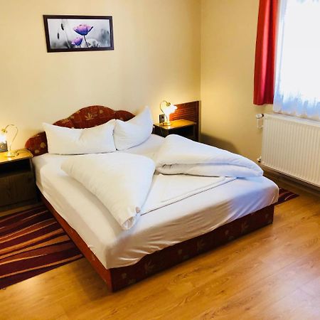 Bed and Breakfast Szuts Panzio à Fertőrákos Extérieur photo