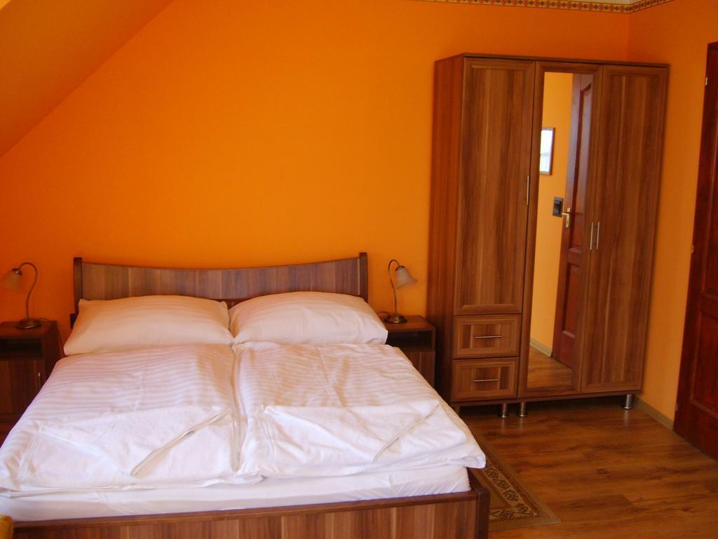 Bed and Breakfast Szuts Panzio à Fertőrákos Chambre photo