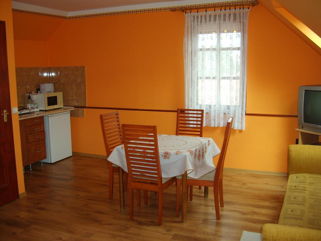 Bed and Breakfast Szuts Panzio à Fertőrákos Chambre photo