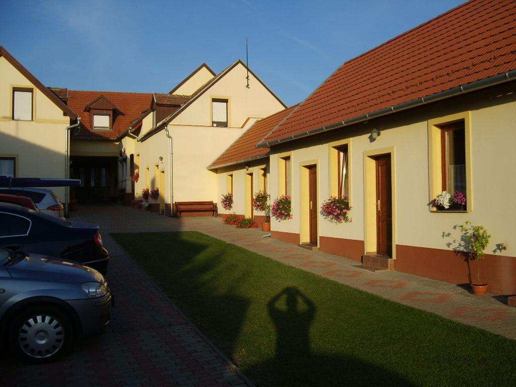 Bed and Breakfast Szuts Panzio à Fertőrákos Extérieur photo