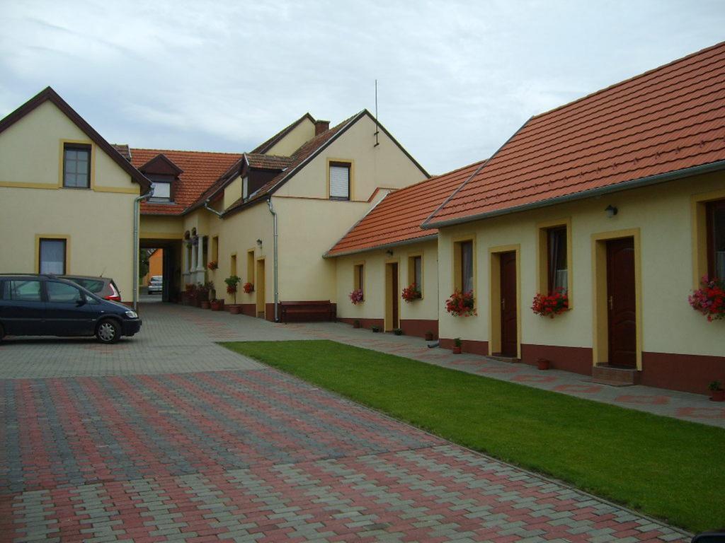 Bed and Breakfast Szuts Panzio à Fertőrákos Extérieur photo
