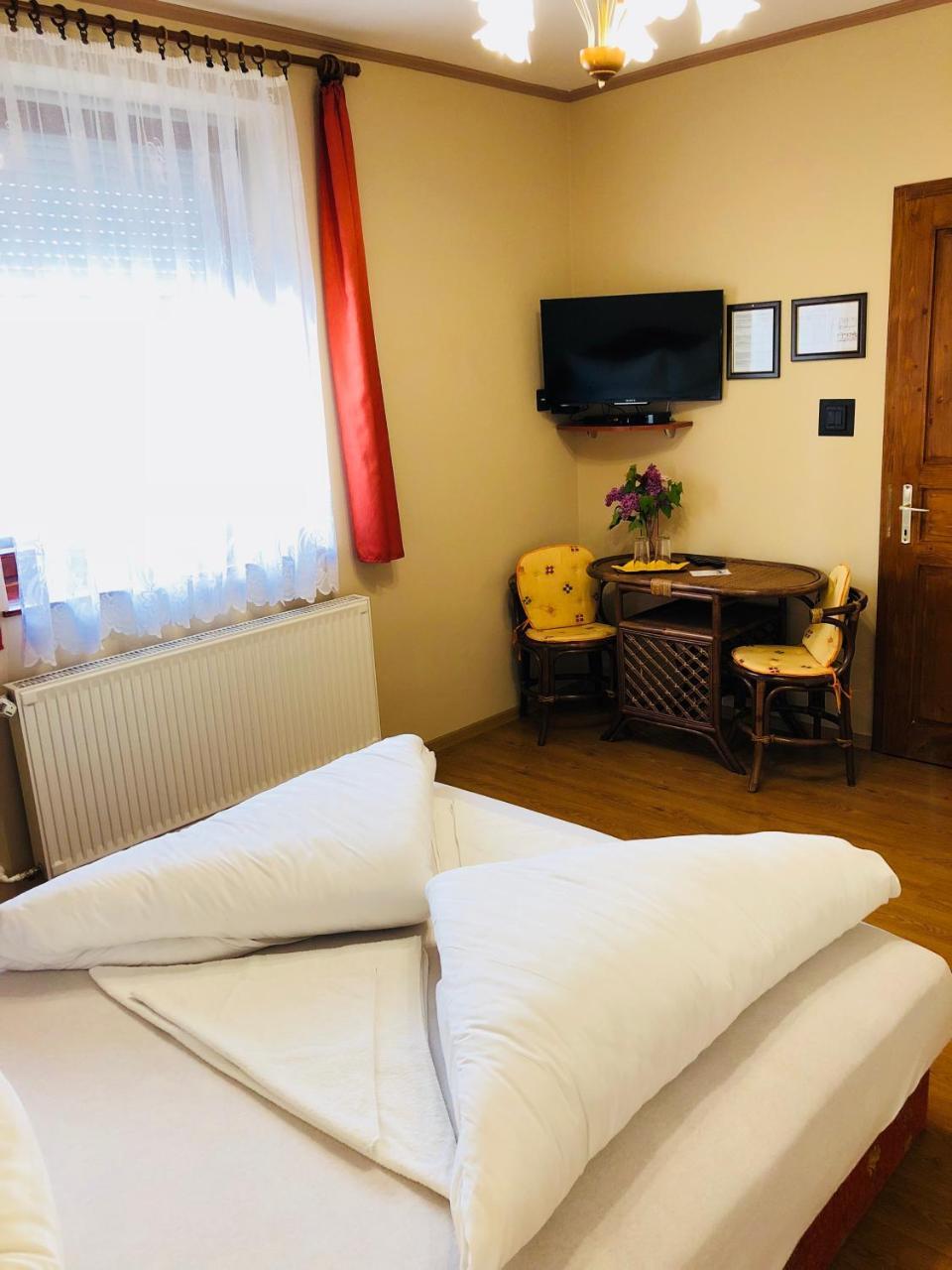 Bed and Breakfast Szuts Panzio à Fertőrákos Extérieur photo